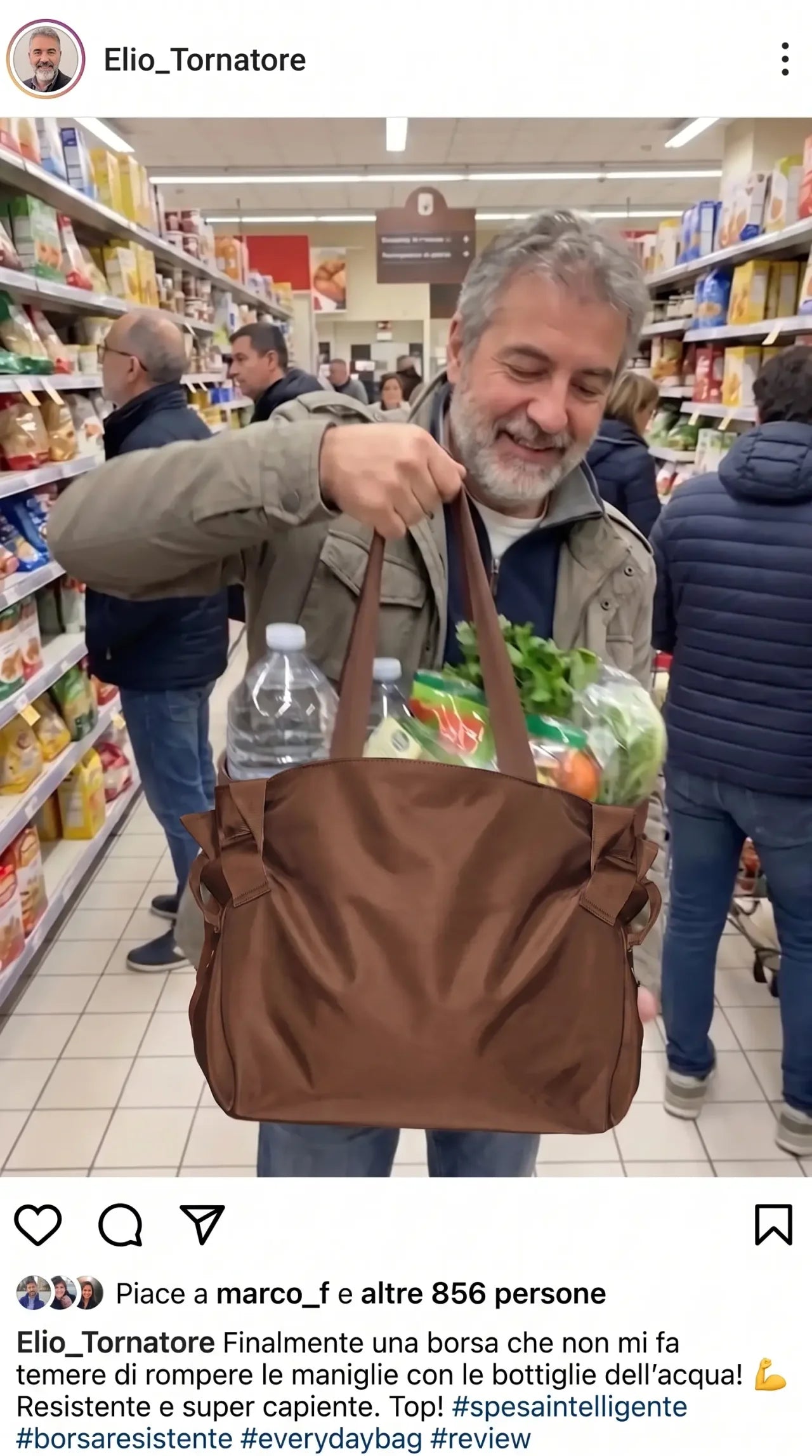 Cliente tra le corsie del supermercato con la Colette Bag marrone carica di acqua e verdura