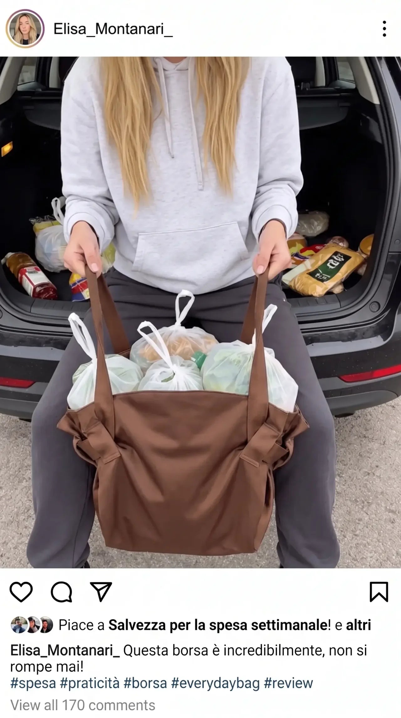Cliente seduta sul bagagliaio aperto con la Colette Bag marrone piena di sacchetti della spesa