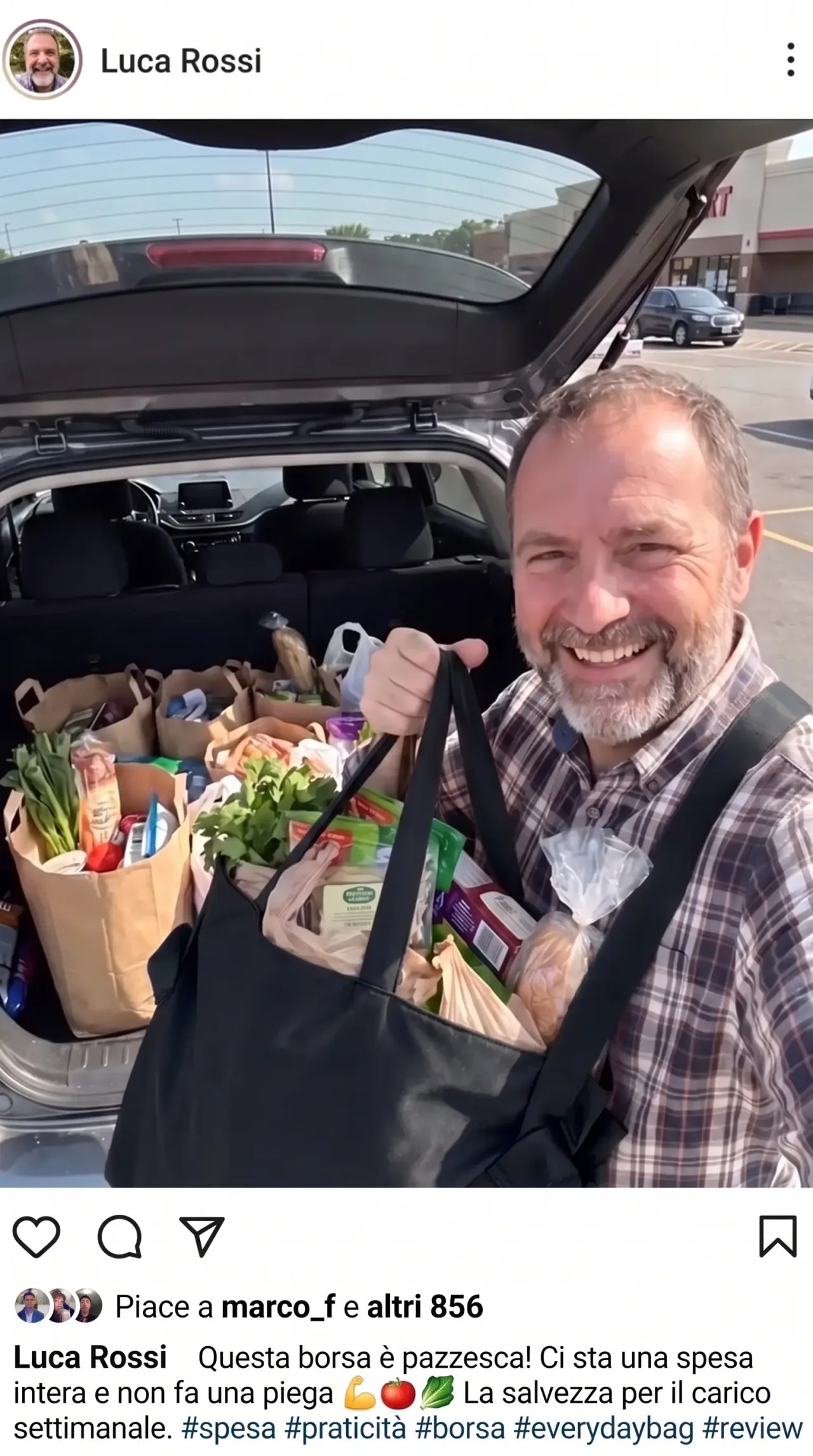 Cliente al parcheggio del supermercato con la Colette Bag nera piena di spesa davanti al bagagliaio