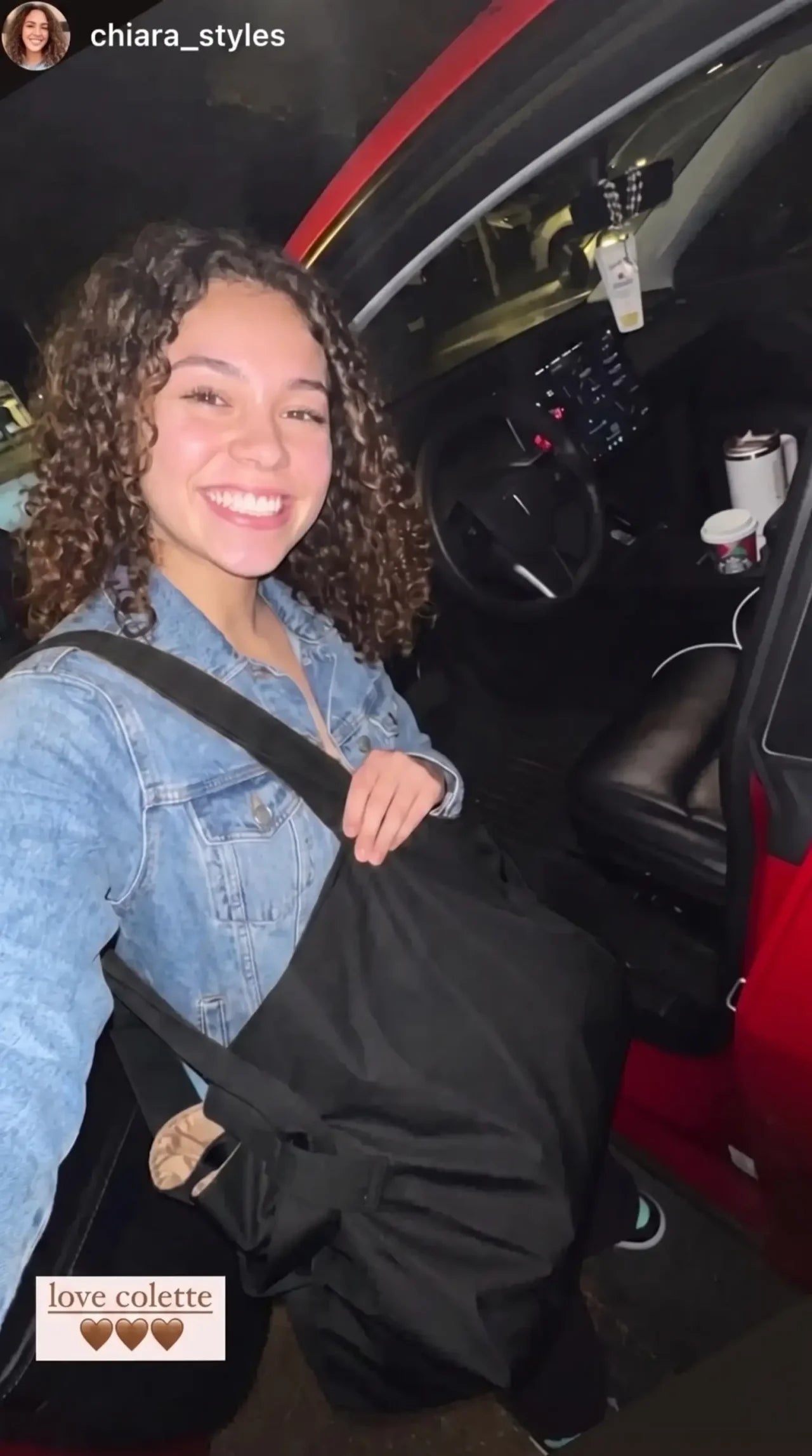 Cliente con giacca di jeans che sale in auto portando a tracolla la Colette Bag nera